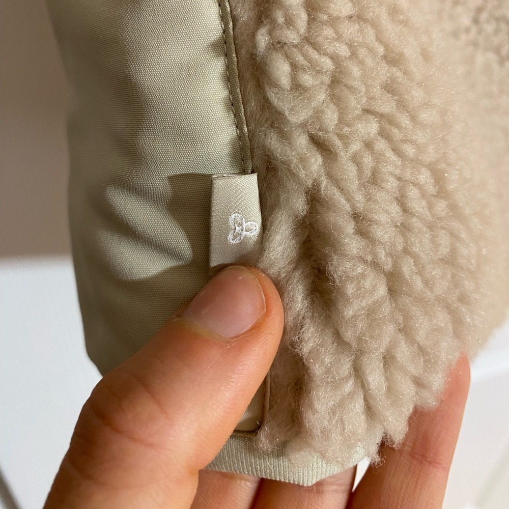 NWOT Aritzia TNA Cody Massive Polar Vest Fleece Sherpa Zip-Up Vest Size Small - Picture 9 of 13